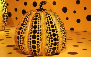 Sculpture "Pumpkin" de Yayoi Kusama. Pixabay, © eternallof.