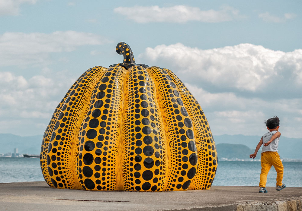 Sculpture "Pumpkin" de Yayoi kusama à Naoshima. Unsplash, © Yue-Ting Lin.