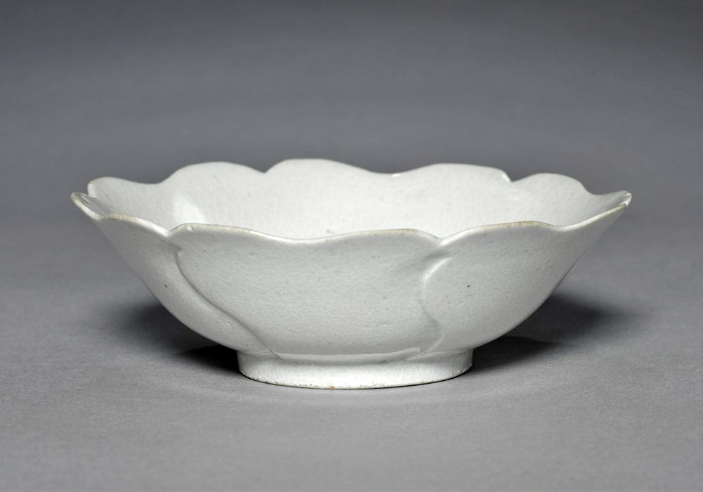 Porcelaine blanche, Dynastie Joseon, XVe siècle, "Coupe en forme de rose trémière". The Cleveland Museum of Art, Cleveland.