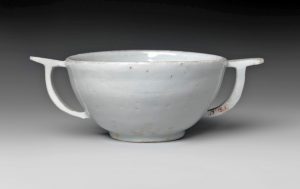 Coupe à vin avec anses oreilles, dynastie Joseon, XVe siècle. The Metropolitan Museum of Art, New York.